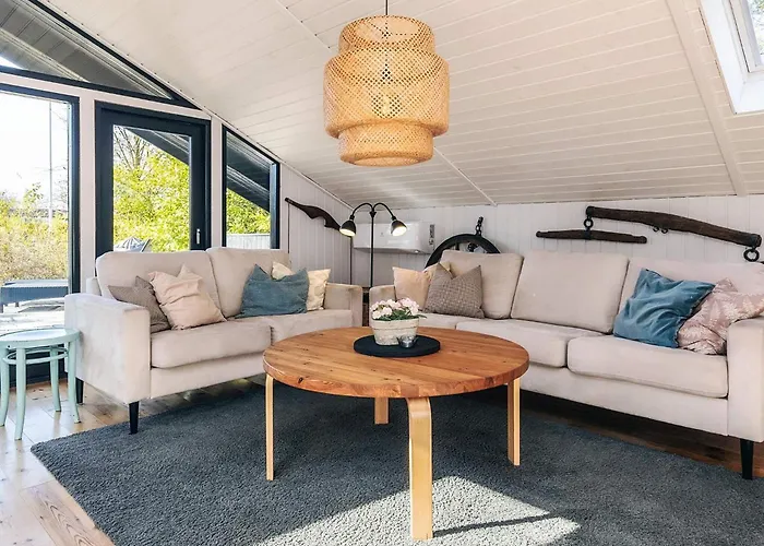 4 Star In Vaeggerlose Semesterbostad Bøtø By